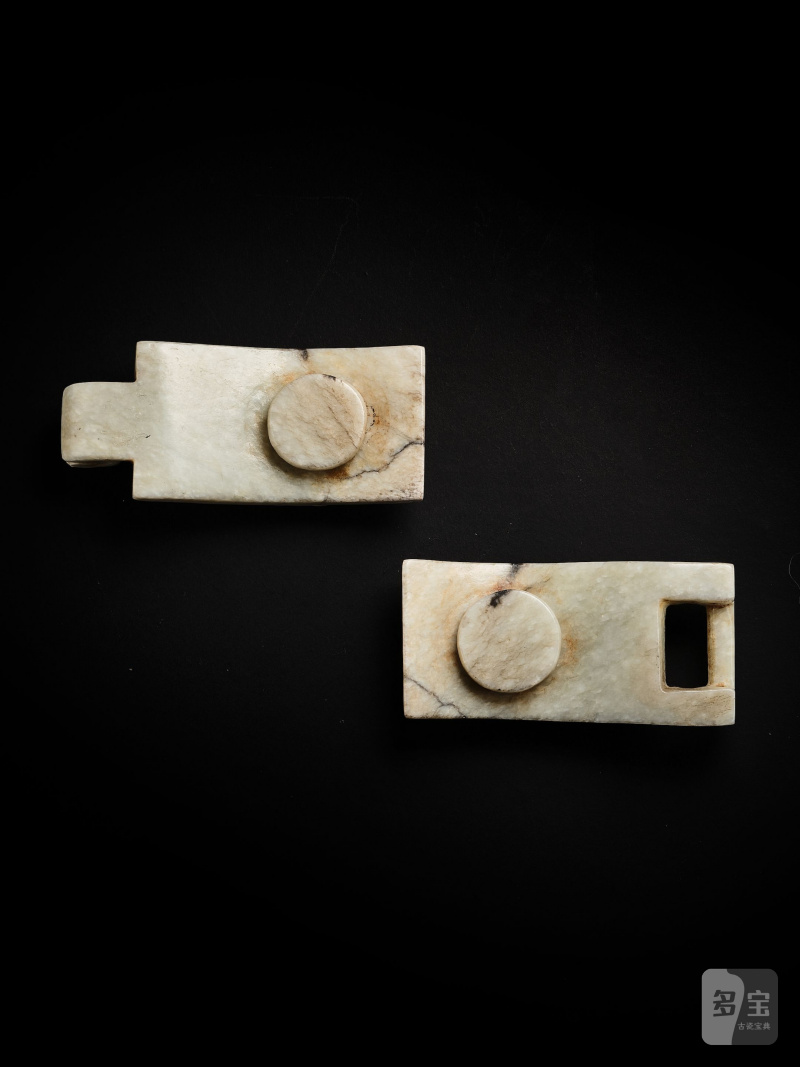 雞骨玉雕龍紋帶扣 一組兩件 | A SET OF 'CHICKEN BONE' JADE 'DRAGON' BUCKLES - 图5